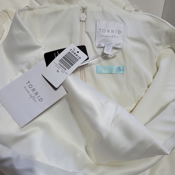 💍Ivory Satin Strapless Wedding Dress - Picture 6 of 11